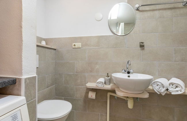 Cozy Holiday Home 3 Minutes From the Beach! - Photo 7