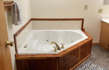 Deluxe Cabin #8 with Jacuzzi on Patoka Lake in Southern Indiana - Foto 4