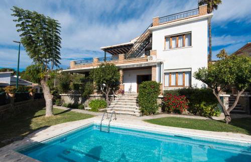 Queen Fabiola Villa, spacius home with private Pool in east Malaga - Photo 1