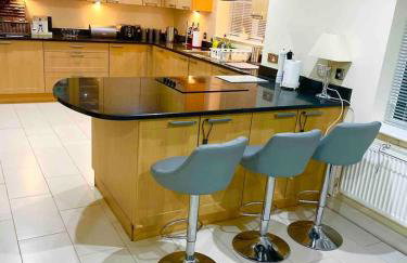 Luxurious Executive 5 Bedroom Whole Home - For 10 - Foto 3