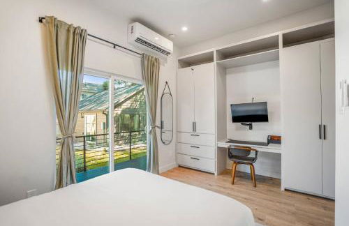 Smart Amenities & Modern Charm – Houston Studio! - Foto 5