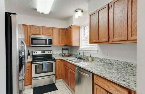 Prime Location With Balcony Near Broadway and Top Golf - Foto 9