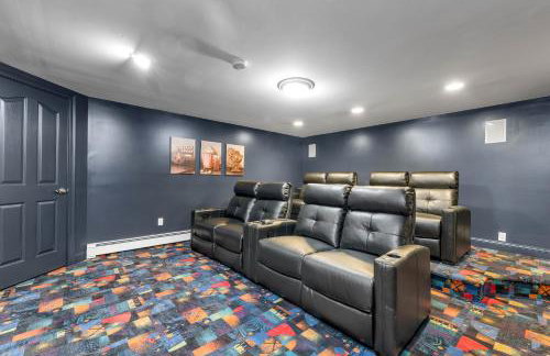 White Mountain Retreat with Theater, Fire Pit, Game Room and River Access - Foto 16