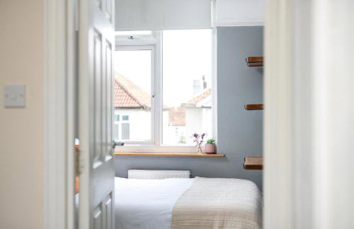 Charming Family Home with Stoves, Garden & Parking - Foto 42