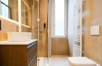 Balcony Double Suite - 3 min walk to Benina Express - Foto 8