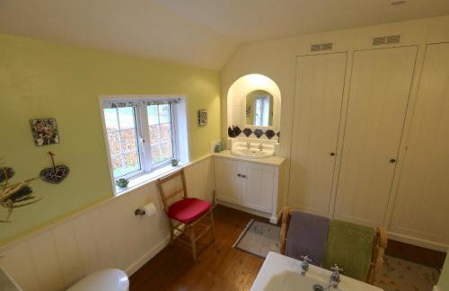 3-bedroom cottage set in a large enclosed garden - Foto 17