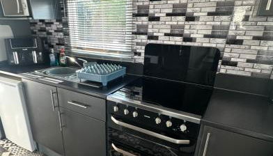 Happy Hilda - Photo 4, stove