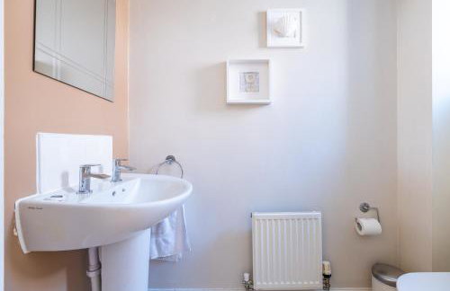 Modern and Spacious Home From Home 1 mile from M1 - with Netflix, Prime Video, PS5, free parking, superfast WiFi, BBQ - Sleeps 11 - By Brightleap Apartments - Foto 41