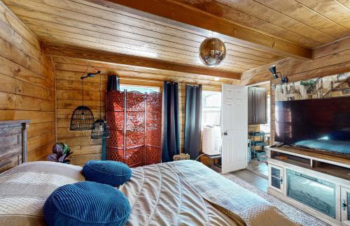 Relaxing Retreat with Deck, 1 Mi to Lake Arrowhead! - Foto 14