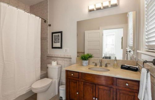 Deluxe 6 Bedroom 3 Min to Downtown w 2-car Driveway - Foto 41