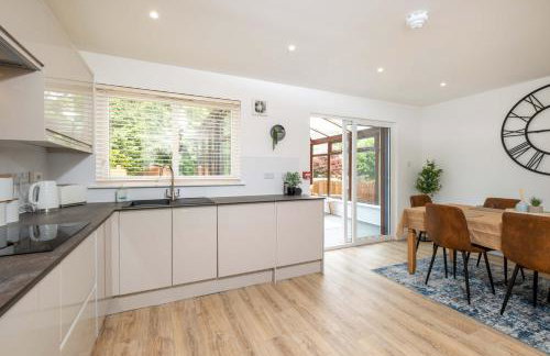 LANGLEY HOUSE Free Parking central LOCATION 5 bed all double with smart TV 3 BATHROOMS Loved by TRADES teams ideal for LONG STAYS contact langley cottages and apartments - Foto 15