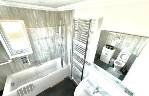 Golf View Spacious Bungalow 2 Bathrooms, Free Parking WiFi - Photo 9