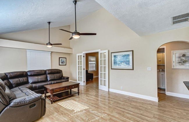 Beautifully Renovated 5 Bedroom with Guest House 5 Home by RedAwning - Foto 32