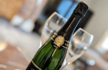 Lux 2 Bed Apartment, 2 Parking spaces, 1 minute to Metrolink - Photo 9