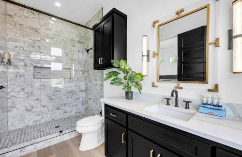 Lakefront Stay for 16 with Pool Dock & Game Room - Foto 40