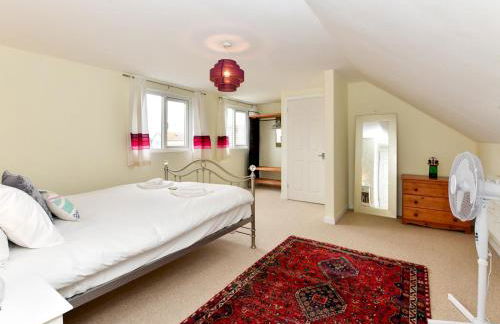 Spacious 4 Bedroom home with Parking Garden - Pass the Keys - Foto 21