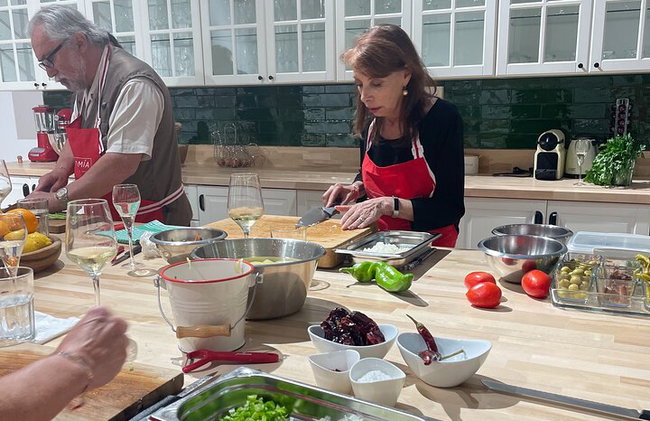 Clase de cocina vasca inmersiva para grupos pequeños en Bilbao con barra libre - Foto 9