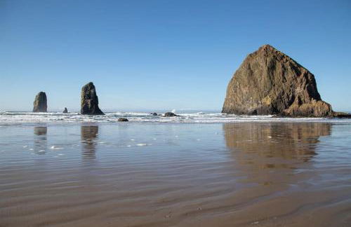 Cannon beach vibes, steps to the beach,WIFI,3 full bedroom en suites with 3 fireplaces,Near Downtown - Photo 12