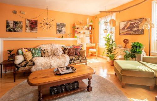 Postmodern Penthouse 1 Min Walk Dining and Shops - Photo 1