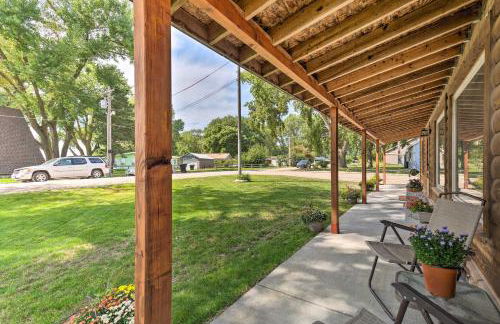 Family Home with Hot Tub - Walk to Johnson Lake! - Foto 26