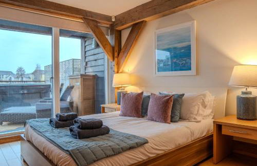 Lakeside Cotswolds Retreat with Private Hot Tub set on Lower Mill Estate - Photo 47