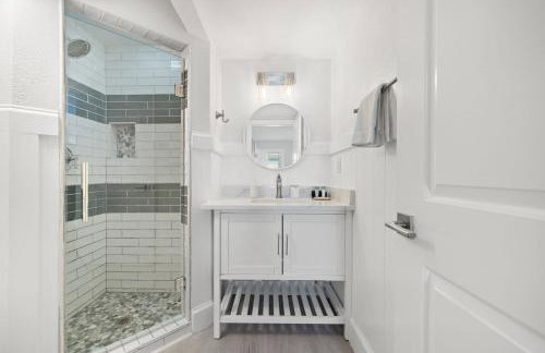 Oceanfront home with pool, large decks, fire pit and private walkover to the beach - Foto 20