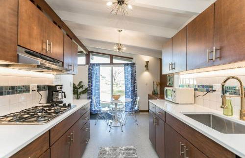 Mid-Century Style And Class In Quiet NE Location - Foto 14