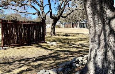 Efficiency-Style Cabin with Spa Lovely for a Couples Escape in Hunt, Texas - Foto 7