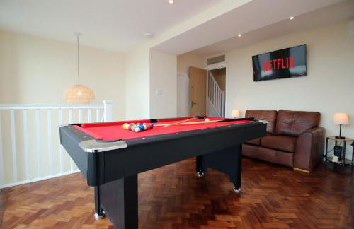 LUXURY 4 Bedroom 4 Ensuite Home in Penarth (Pool Table Games Room & BBQ Garden) with Sea Views - Photo 1