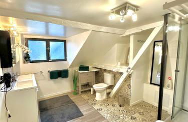 GITE DANINOU; meublé 3 chambres avec terrasse (1er étage du château) , salon et cuisine ouverte - Foto 6