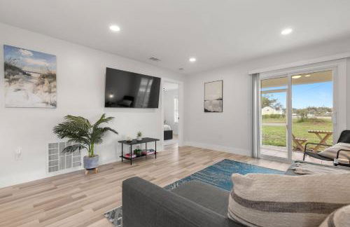 Relaxing 2BR Florida Home Close to Beach - Photo 12