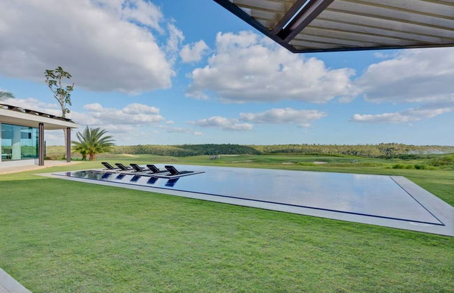 Modern 7BR Villa w Stunning Views of Golf Course - Photo 8