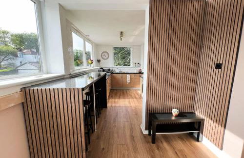 A Spacious Flat with Character - Private Car Space - Foto 36