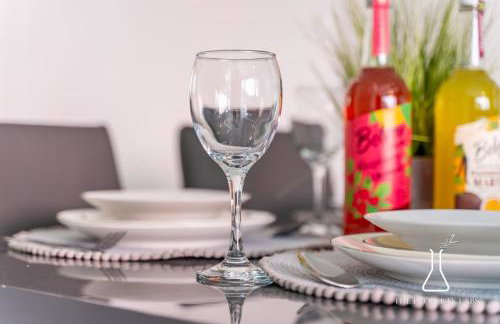 Luxury Birmingham City Centre Townhouse with BALCONY- Sleeps 10 - FREE Parking - Perfect for Contractors, Business Travellers, Families and other Groups - Near Bullring, Newstreet, Selfridges, NEC, NIA & Birmingham airport - Photo 16