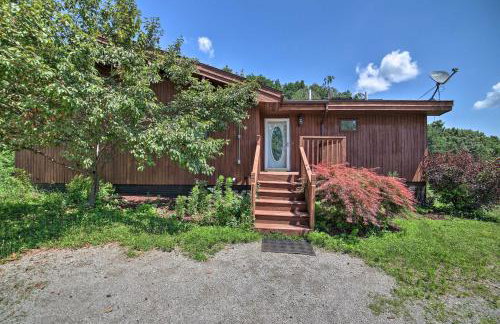 Grand Escape w/ Deck, Game Room, Nature View! - Foto 37