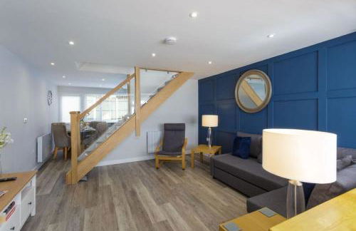 Castle View - 2 Bed Stylish Coastal Port Solent Retreat with Views! Parking, Sleeps 6 - LONG TERM STAY WINTER SPECIAL OFFER- By Blue Puffin Stays - Photo 1
