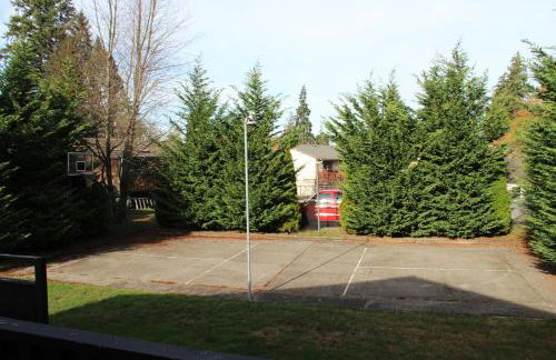 Bright 3 bedroom home with full kitchen, fenced backyard, sports court and free parking - Foto 22