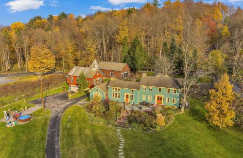 Hot Tub and Large Yard Elegant Deansboro Getaway - Foto 1