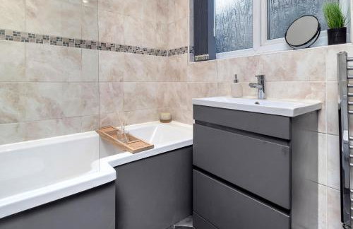 Cozy 2 Bedroom Chorlton House With Parking - Foto 17