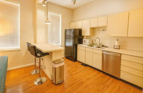 Soulard 2BR Balcony Free Parking Walk to Dining - Foto 11