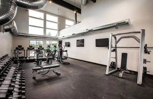 LUX Modern Chalet, Pool & Hot Tub, 10 Mins to the Mountain & Incredible Views - Photo 25