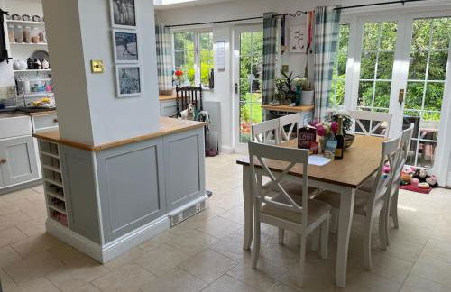 Lovely Charmouth cottage with log fire & garden close to beach - Photo 10