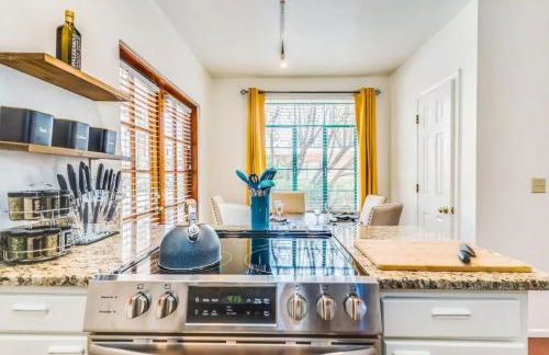 2BR Hideaway with Patio Springtime in Downtown - Foto 14