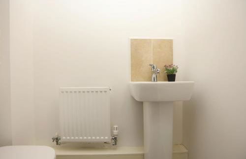 Homington House By N And N Stays, Perfect for Contractors and Workers, Private off road Parking for 2 vehicles, Fast Wifi - Foto 30