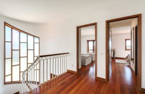 Beach Villa with Jacuzzi & Garage by HostWise - Foto 50