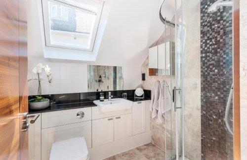 Weybridge - 2 Bed - parking - Foto 10