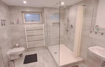 helle Souterrainwohnung nähe Flughafen, Landshut und München 1 bis 5 Personen - Foto 6