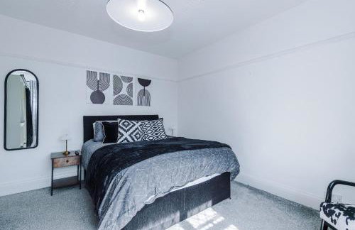 Luxury 3-Bedroom Apartment with 75-Inch TV, Fireplace & Terrace near Manchester Airport - Photo 4