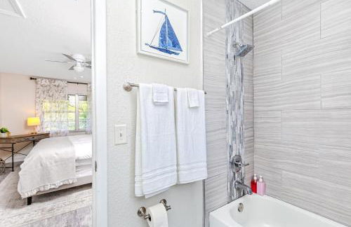 Walk to Downtown - 7min to beach - King bed & Free parking - Foto 26