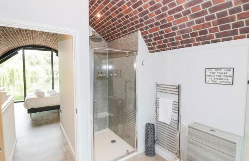 The Tunnel at Bridge Lake Farm and Fishery - Foto 17